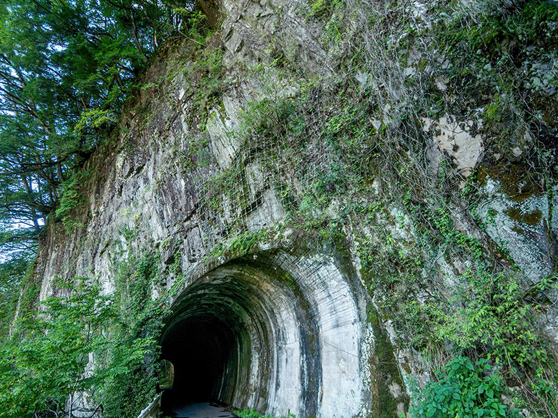 双瀬の安山岩岩床の中を通るトンネル