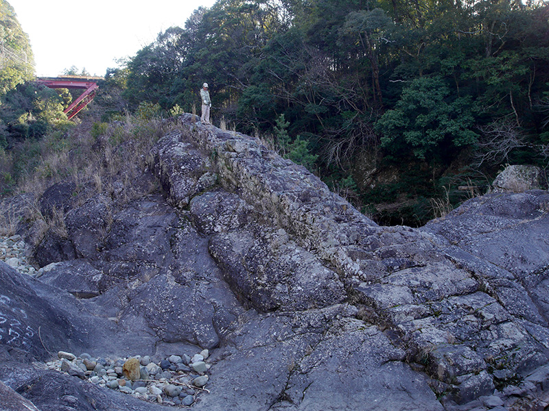 河床付近より見た馬背岩