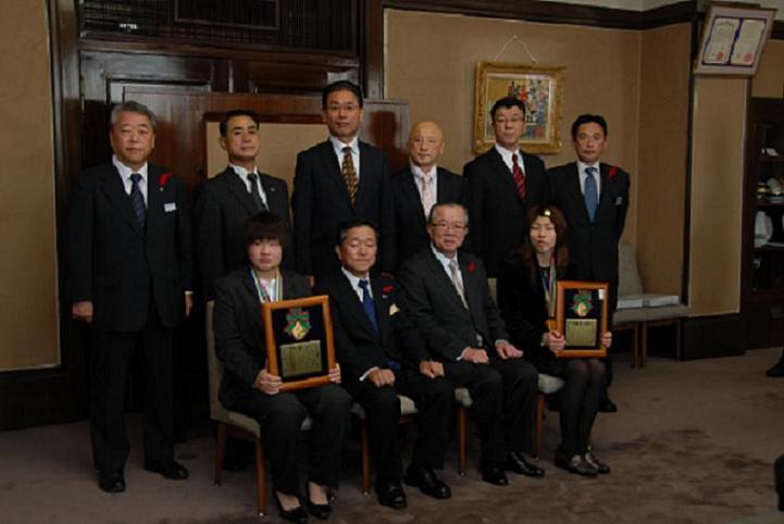 前列左から新海真美選手、今井教育長、神田知事、吉田沙保里選手