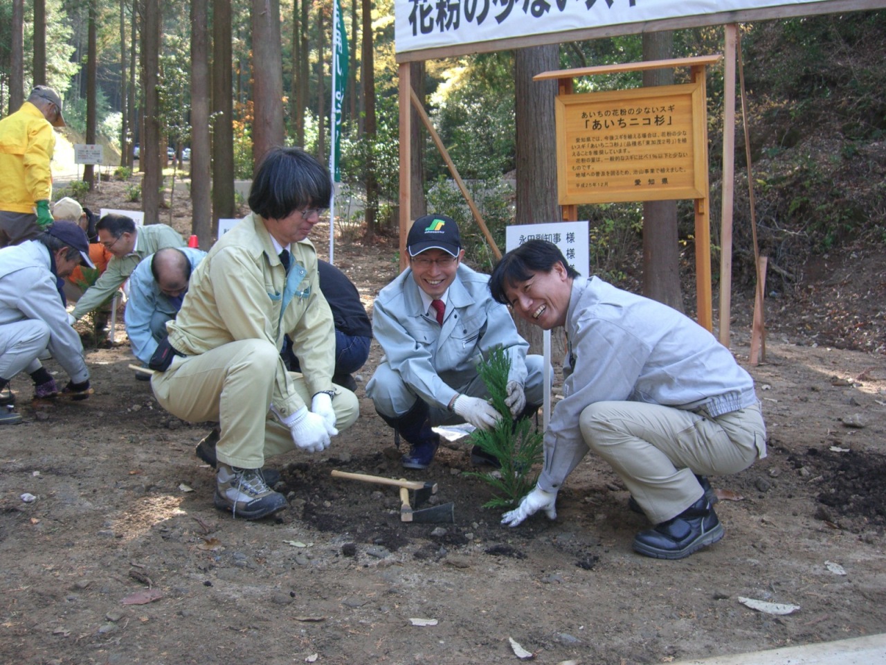 植樹を行う永田愛知県副知事(中央)と竹本豊川副市長(右)