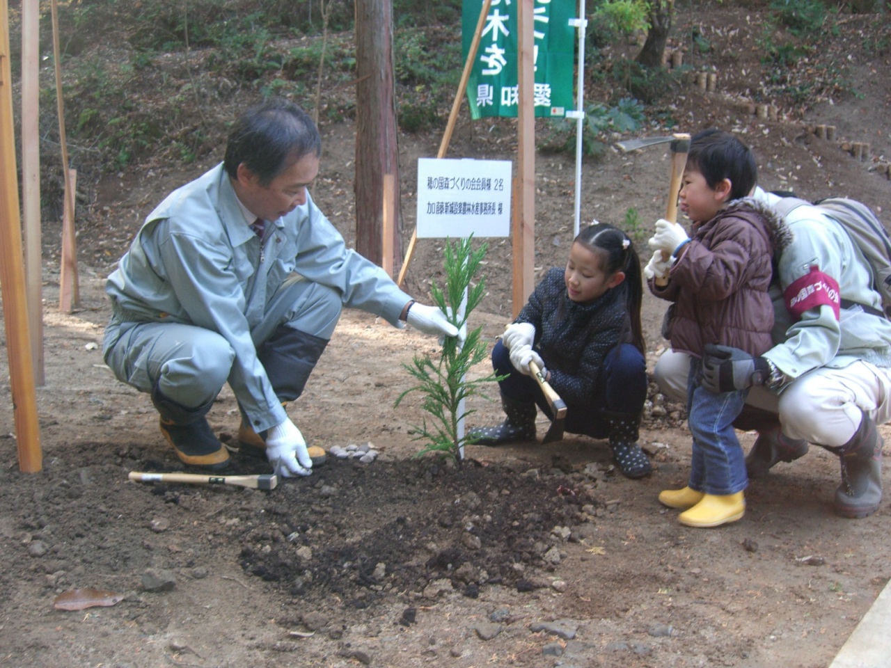 植樹を行うNPO法人穂の国森づくりの会の会員たち