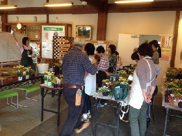 昨年の寄せ植え講座の様子