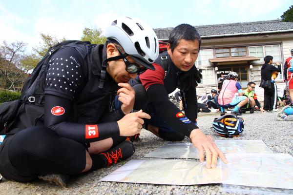 作戦を立てる選手たち