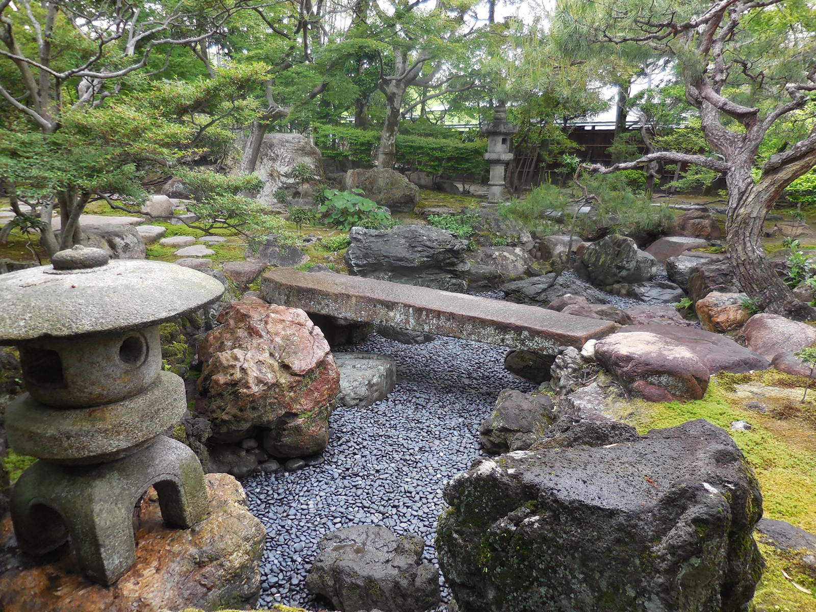 中央の園地（心字池）（一宮市尾西歴史民俗資料館提供）