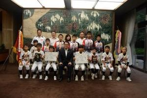 全日本リトルリーグ野球選手権東海連盟大会等で優勝した「安城リトルリーグ」の知事表敬訪問