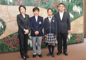 日本スケート連盟の橋本会長、宇野昌磨選手、横井ゆは菜選手と