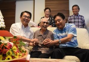 数え100歳を迎えられた高齢者の方を知事がお祝いしました