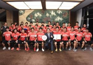 第２８回全日本大学アルティメット選手権大会優勝選手及び関係者の知事表敬訪問