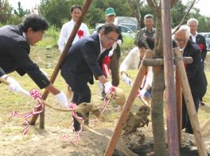 平成23年9月25日　「県民参加　森と緑づくり 植樹祭」で記念植樹を行いました
