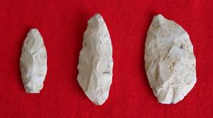 設楽町にある川向東貝津遺跡から出土した木葉形尖頭器です。今から約1万年以上前に使われた狩りの道具です。