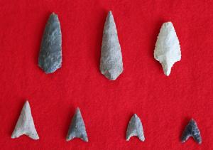 瀬戸市の惣作・鐘場遺跡から出土した有舌尖頭器と、同じく瀬戸市の八王子遺跡から出土した打製石鏃です。どちらも川向東貝津遺跡のものと同じく縄文時代草創期のものです。