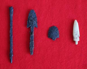 東海市の松崎遺跡から出土した鉄鏃と骨鏃です。古墳時代以降は鏃があまり使われなくなりますが、松崎遺跡では古墳時代から古代のものと考えられる鉄製の鏃と骨でできた鏃が出土しています。