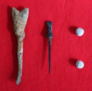 清須市の清州城下町遺跡から出土した鉄鏃と、新城市の石座神社遺跡から出土した火縄銃の弾です。どちらも戦国時代のものですが、鉄砲伝来によって弓矢の使用は少なくなっていきました。
