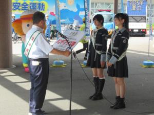 任命状を読み上げる知事