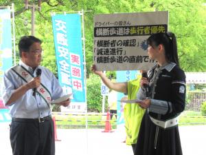 横断歩道は歩行者優先について説明をする知事