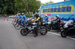 取締に出発する県警取締部隊と関係団体