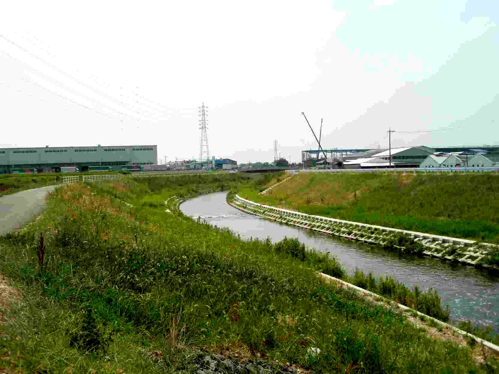 逢妻女川橋（豊田市堤町)から下流を望む