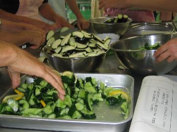 たたいたキュウリの種を取り、調味料であえています。