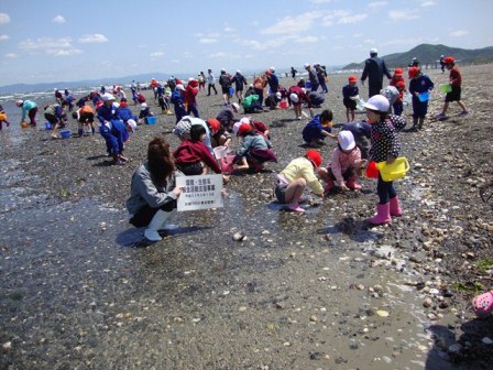 地元小学生と一緒に海浜清掃　画像
