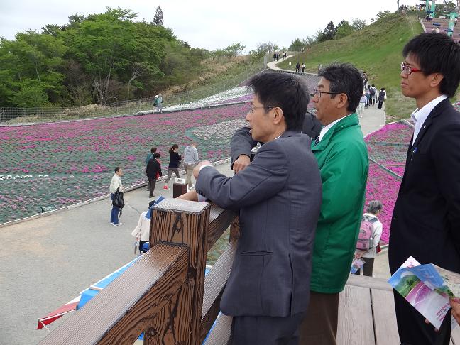 視察する副知事