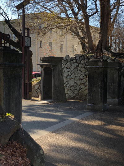豊橋公園に残る哨舎（しょうしゃ）と門