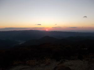 井山頂上からの日没の風景