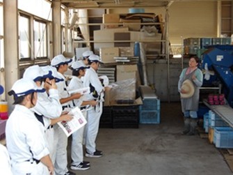 シクラメン農家の経営を学ぶ生徒達