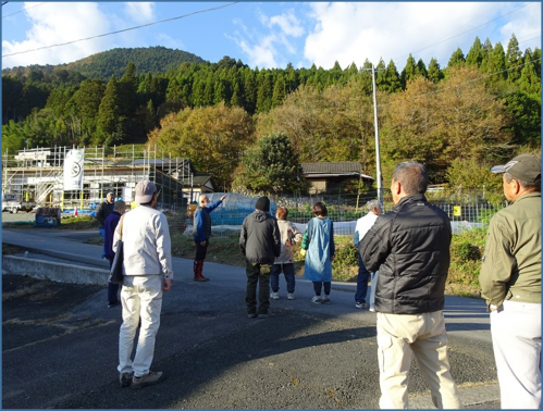 モデル柵について説明する実証農家