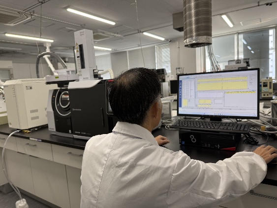 トルエン等の化学物質の分析をしている写真