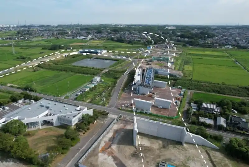 田んぼや家がある場所に道路を設置することを示唆する写真