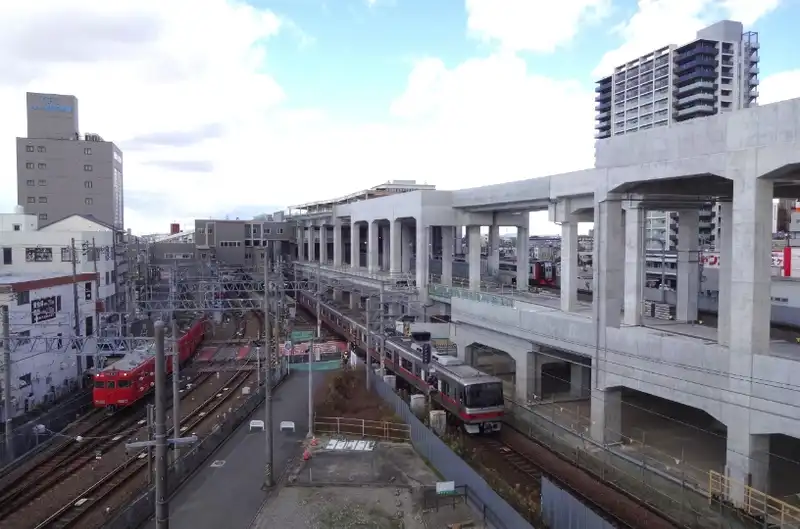 線路の付近に道路を設置中の写真