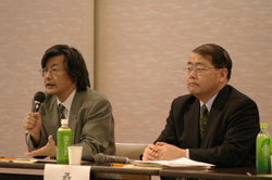 会場からの質問に答える後名古屋大学大学院教授（左）と桑原中京大学教授