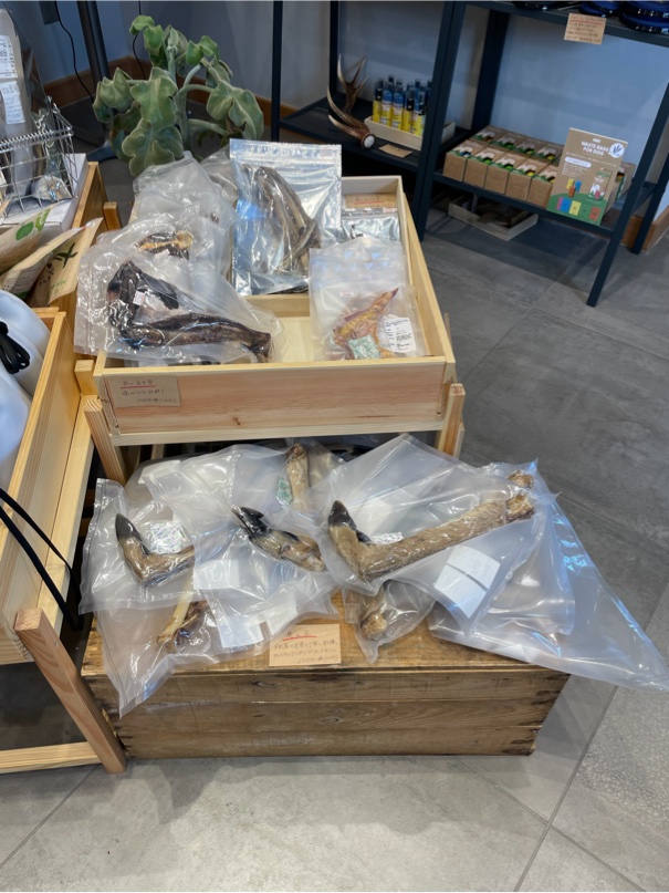 ペットフード用の鹿の足の写真