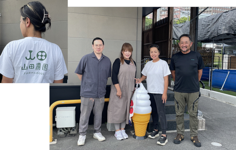 山田健一さん明日香さんとカフェ従業員、ロゴＴシャツの写真