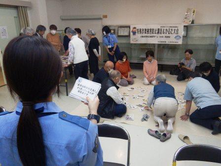 3組に分かれてかるた大会を行っている様子