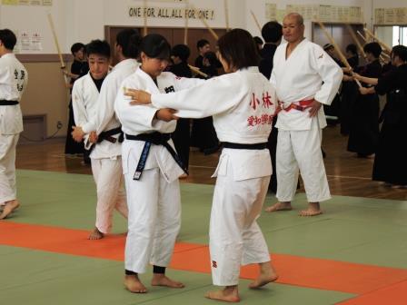 特別訓練員から指導を受けている様子