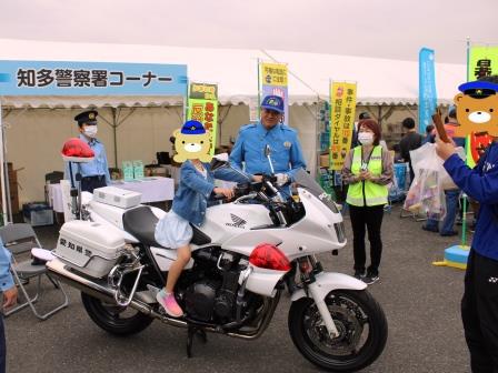産業まつりで白バイに乗車し記念撮影を行っている様子