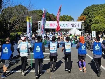 署員がランニングポリスとして広報を行っている様子