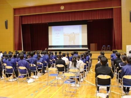 講演を拝聴している様子