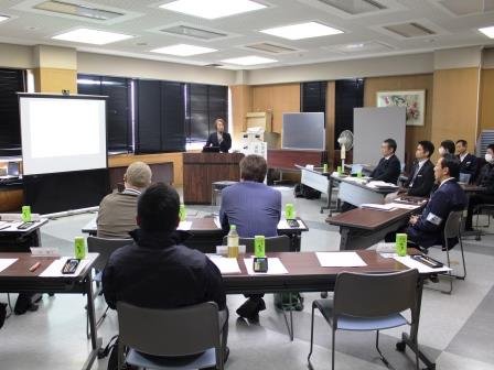 被害者支援連絡協議会で講演を行っている様子