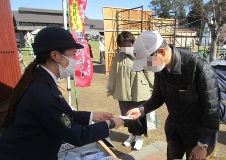 来場者に広報を行っている様子