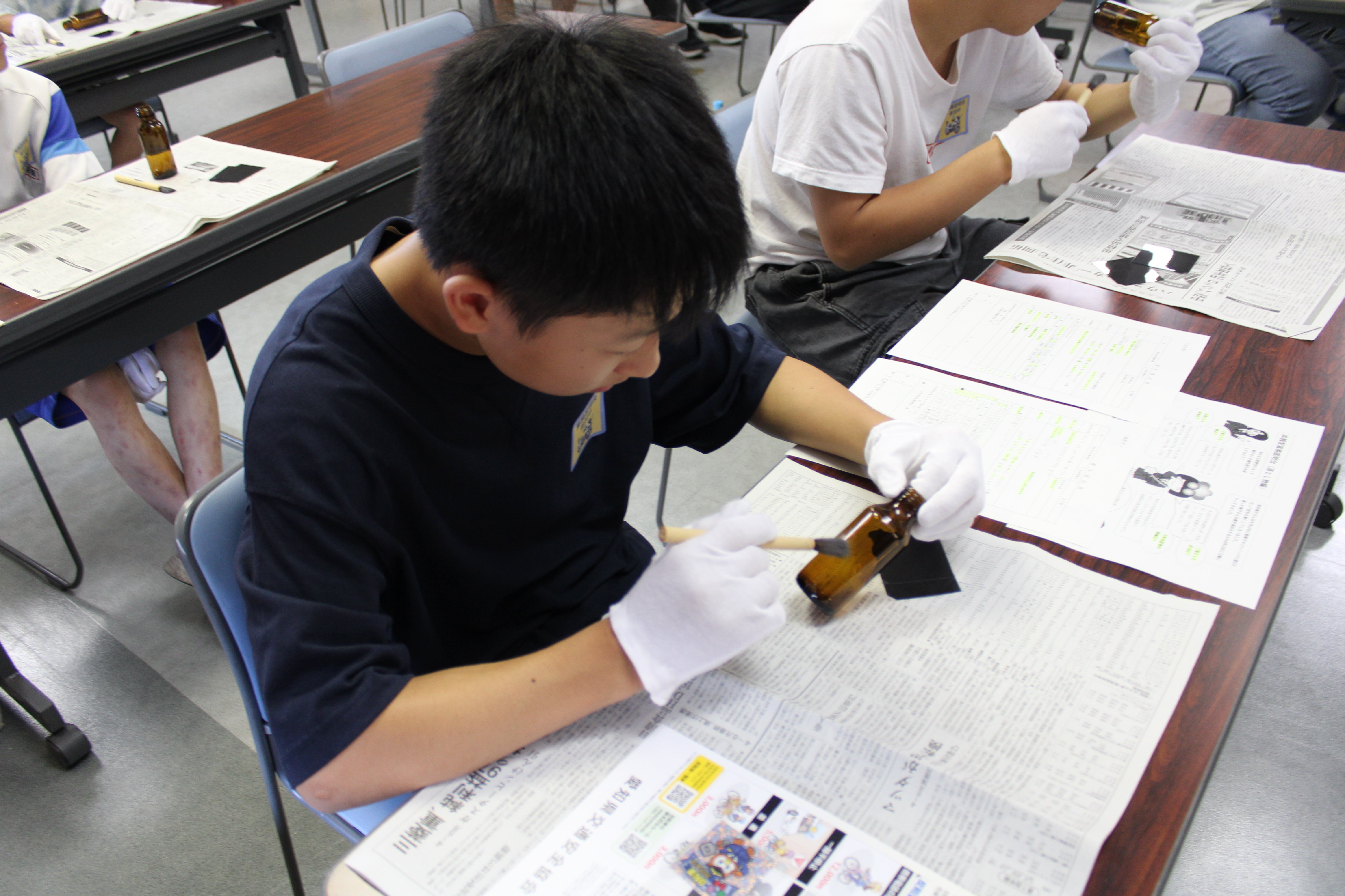 指紋採取体験をしている様子
