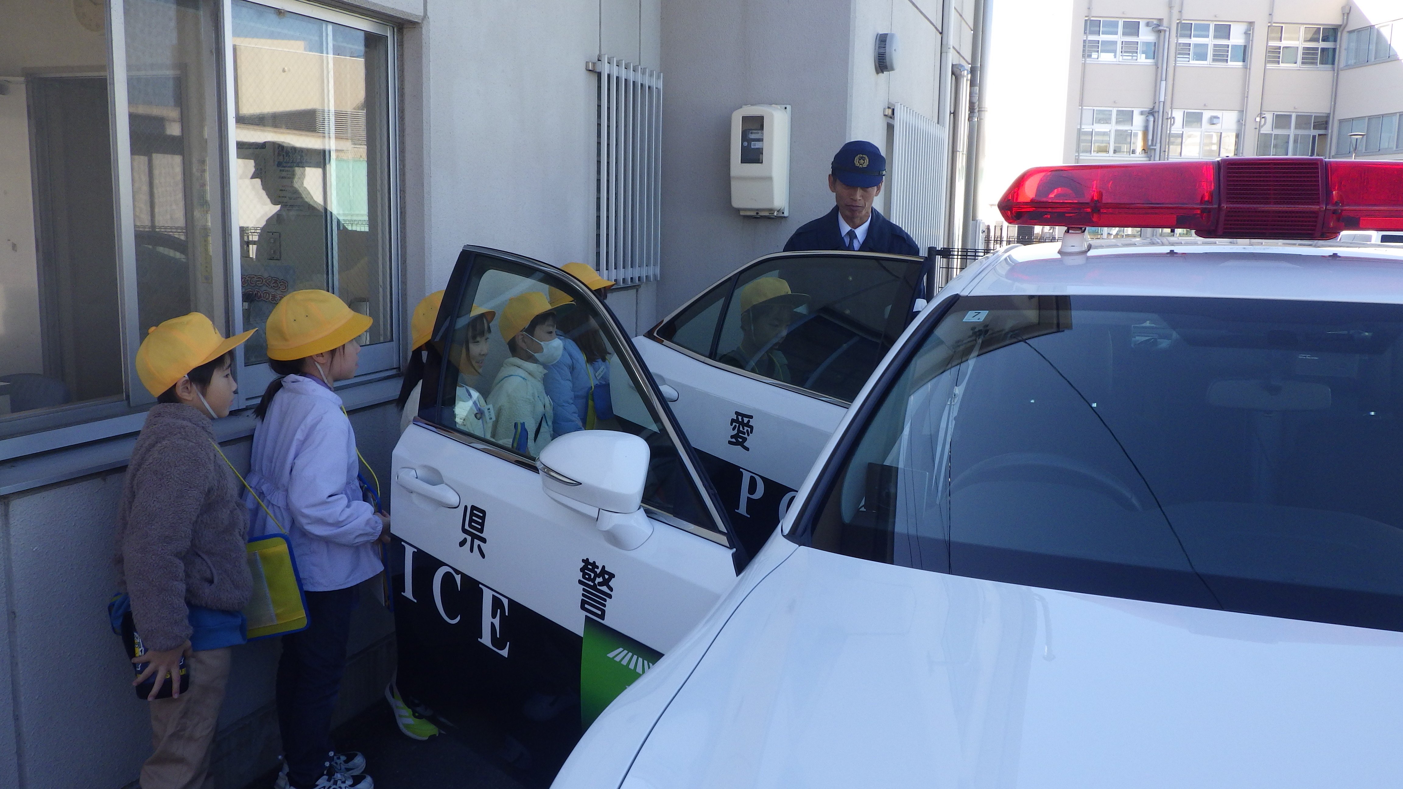 パトカーについて勉強しています。