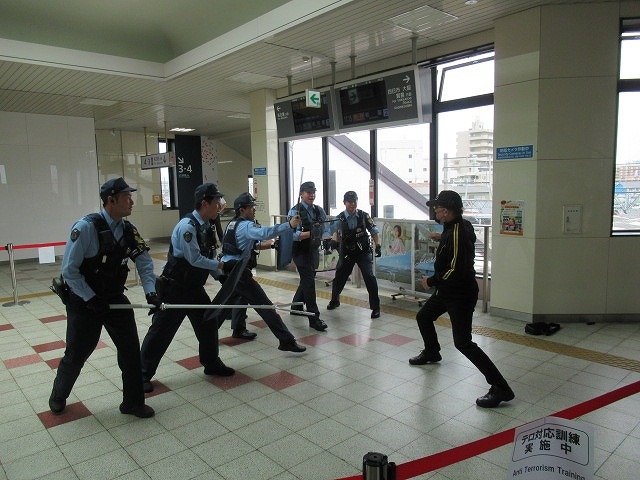 近鉄・警察による実営業電車を使用した合同初動対応訓練の実施状況写真