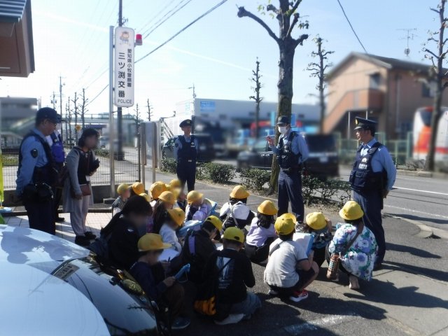 小学生の質問に答える警察官