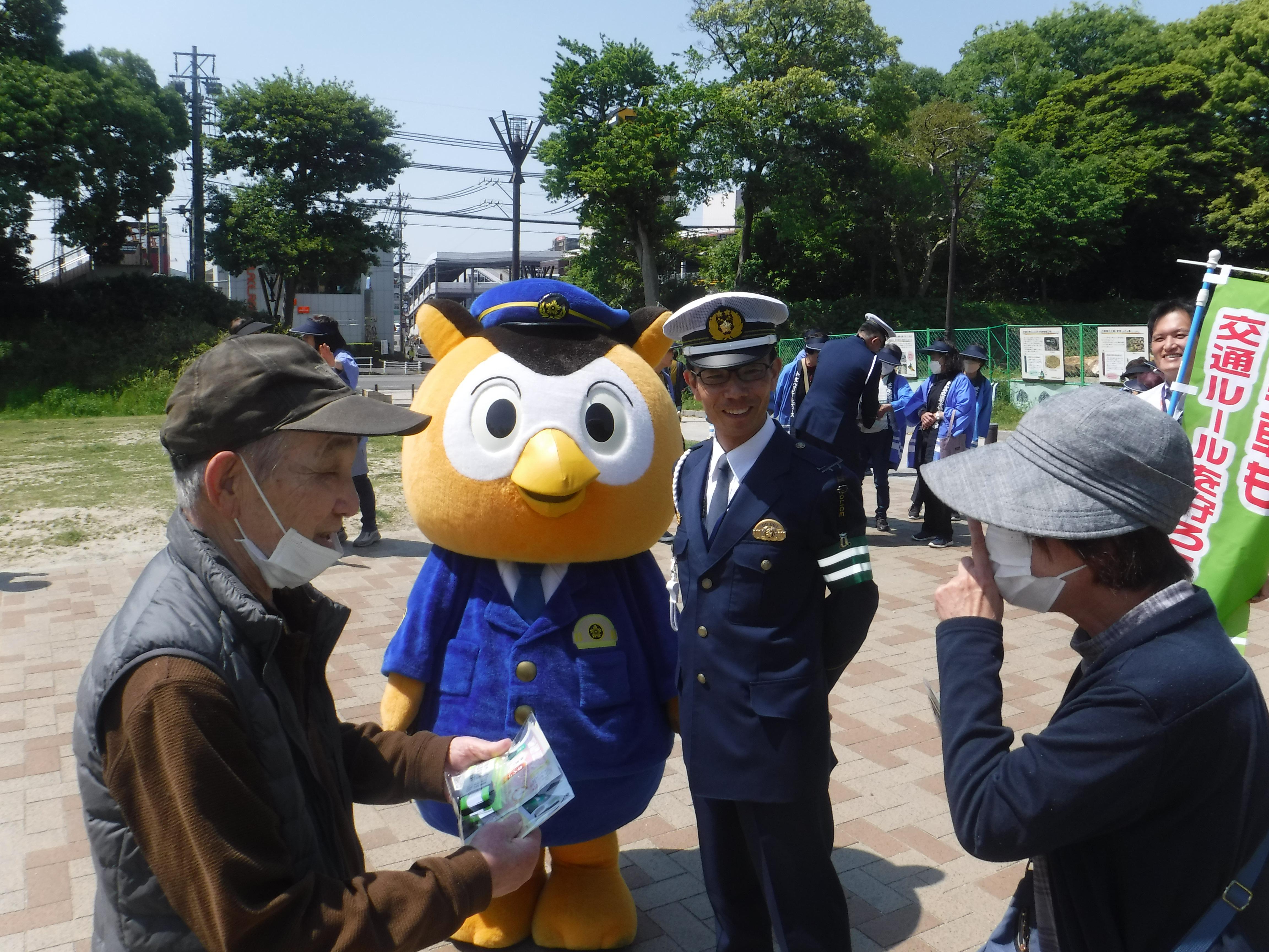 広報している小牧警察署長とコノハ警部