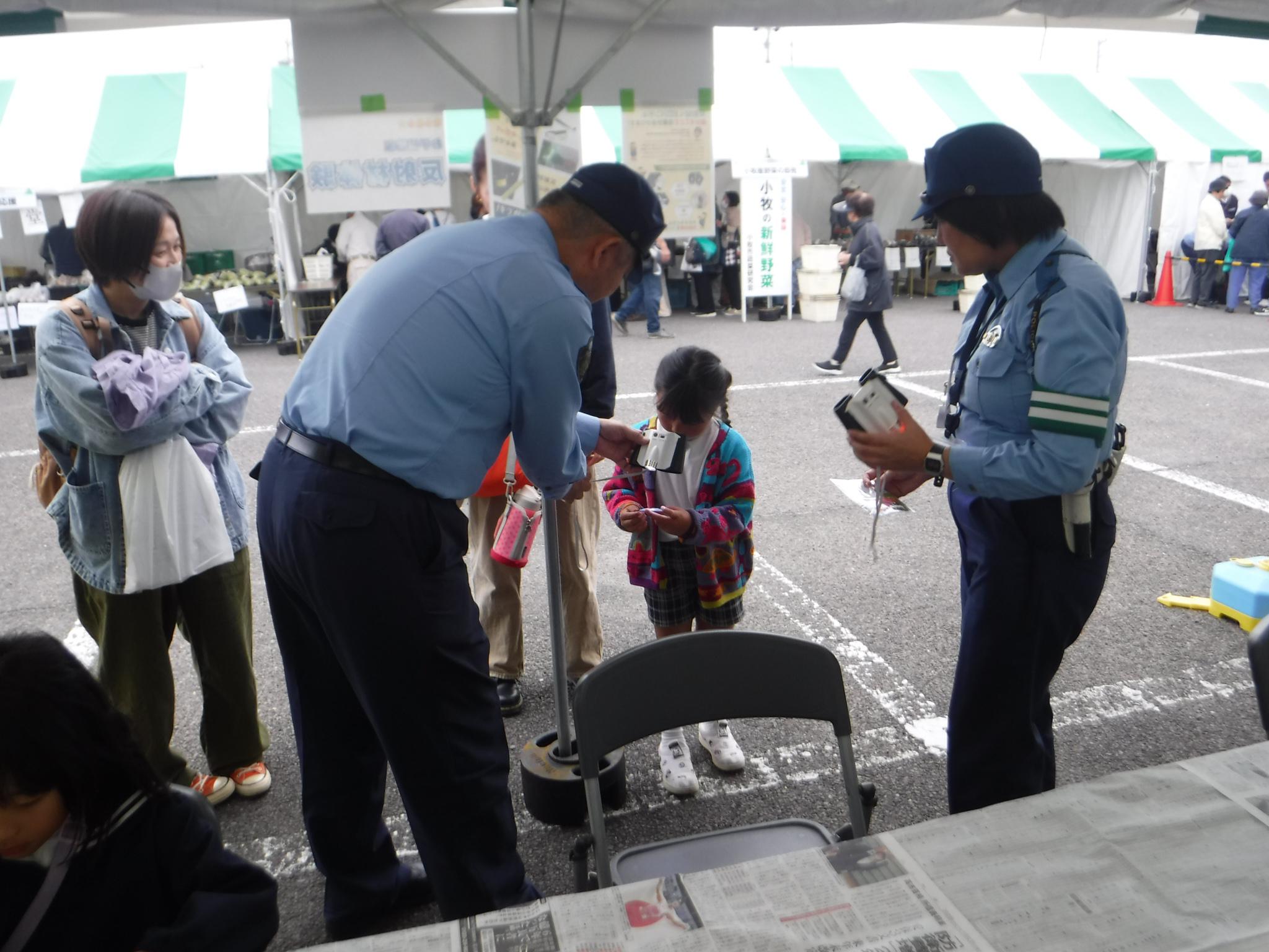 反射材ゴーグルを使って反射材の効果を確認している様子