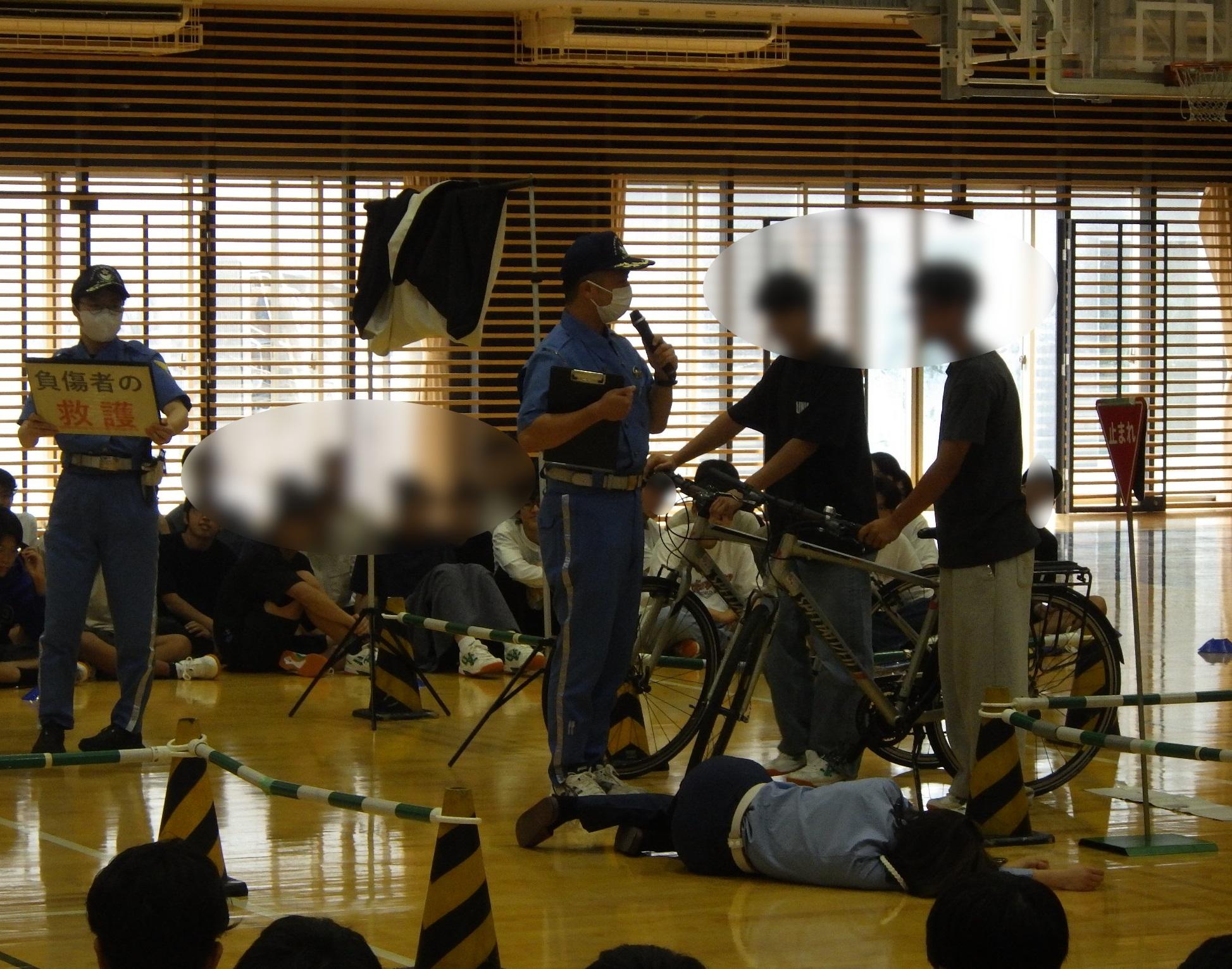 模擬事故体験をする生徒