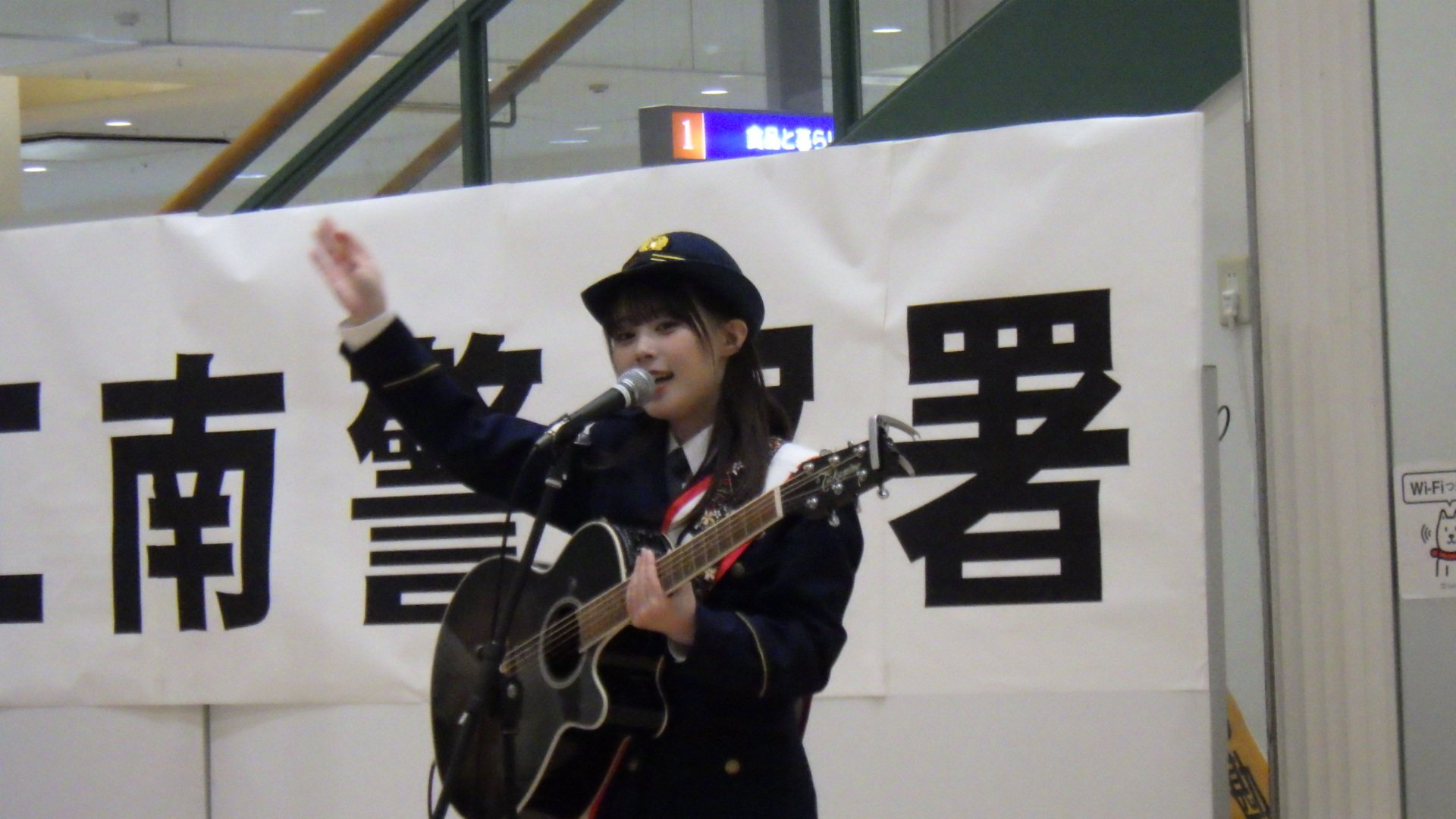 上田桃夏さんが歌っている様子です