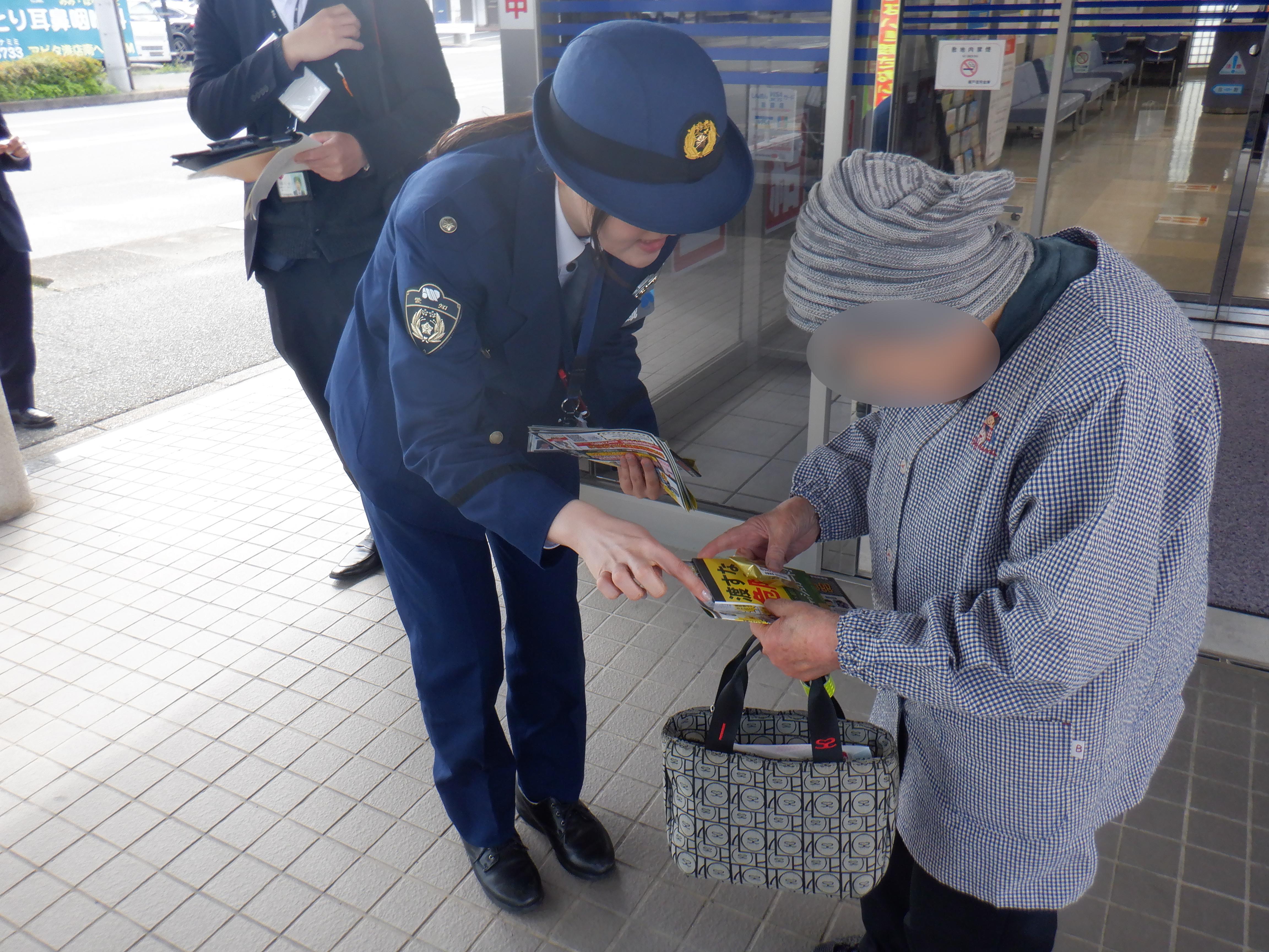 警察官と来店客